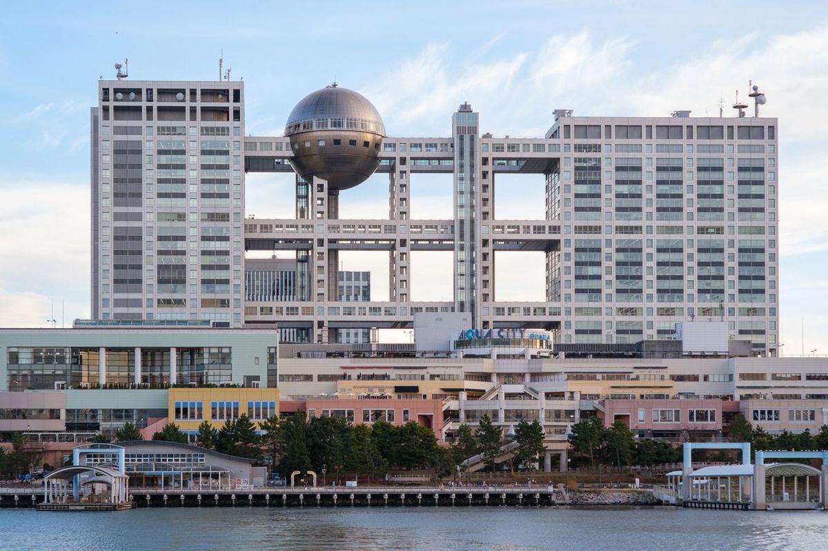 東京・お台場のフジテレビビル外観