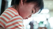 保育園に通う子は家庭保育の子より2歳半時点で偏差値が6～7高い