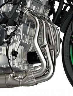 完全新設計の水冷4ストローク並列4気筒エンジン