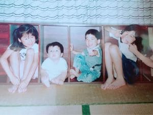 4人兄弟の次女として生まれ、貧しかったがのびのび育つ。