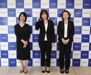 島津製作所上席理事、大阪大学工学研究科特任教授、大阪大学・島津分析イノベーション協働研究所所長　飯田順子さん（左）、人材開発室室長 妹崎淑恵さん（右）、分析計測事業部、大阪大学博士課程在籍林田桃香さん（中央）。