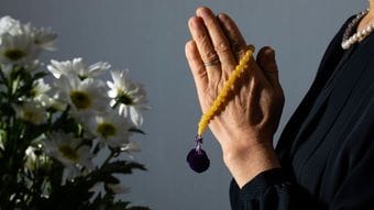 葬式で｢ご愁傷様です｣と言われたら…｢ありがとうございます｣の代わりに返すべき言葉【葬式マナー3選】