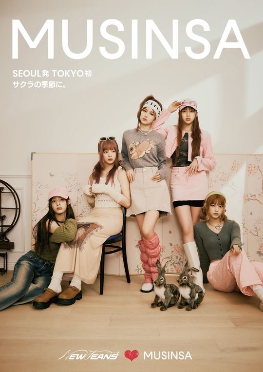 イベント開催前からNewJeansのポスターが設置され、写真スポットになった