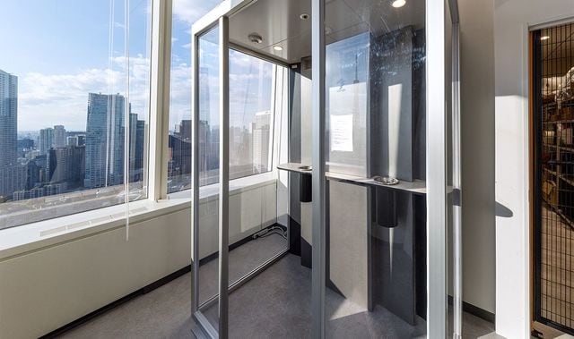 設置時のビル管理会社の検査もトルネックスが全面サポートした。抜群の眺望は来客からも好評だ。