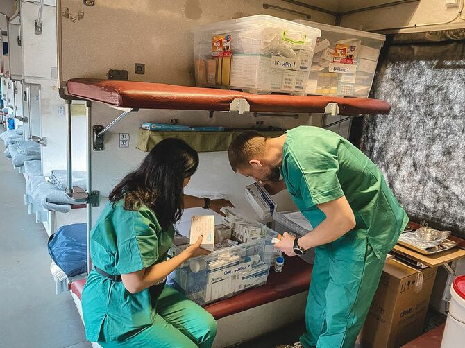 MSFではまだ動いている鉄道網を使って、ウクライナ国内に医薬品を輸送したり、負傷者を搬送する活動を行っている。写真はザポリージャの町から移送用の列車に患者を受け入れる準備をしているところ。