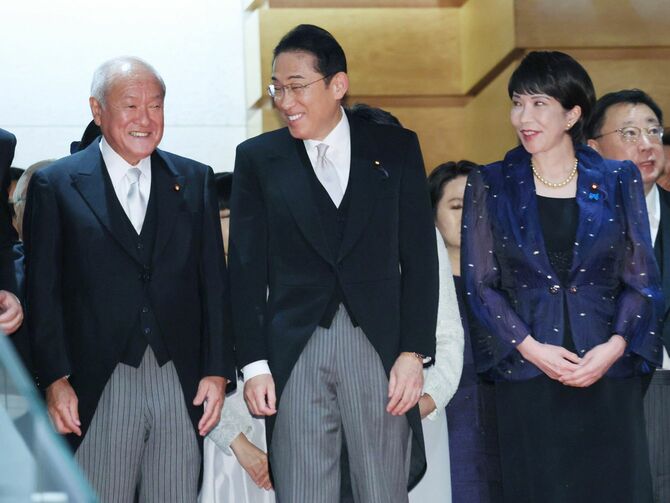初閣議を終え、記念撮影前に笑顔を見せる岸田文雄首相（中央）ら＝2023年9月13日午後、首相官邸