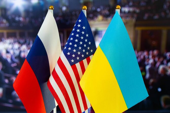 壇上に掲げられた、左からロシア国旗、星条旗、ウクライナ国旗