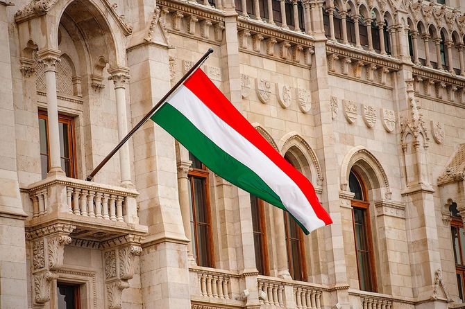 ブダペストにある国会議事堂に掲げてあるハンガリーの国旗