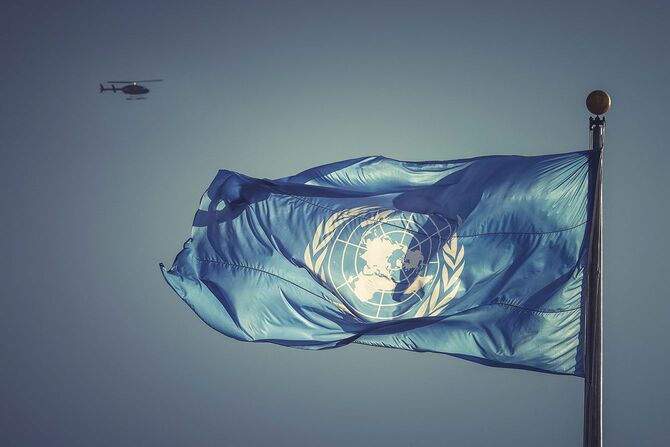 風になびく国連の旗