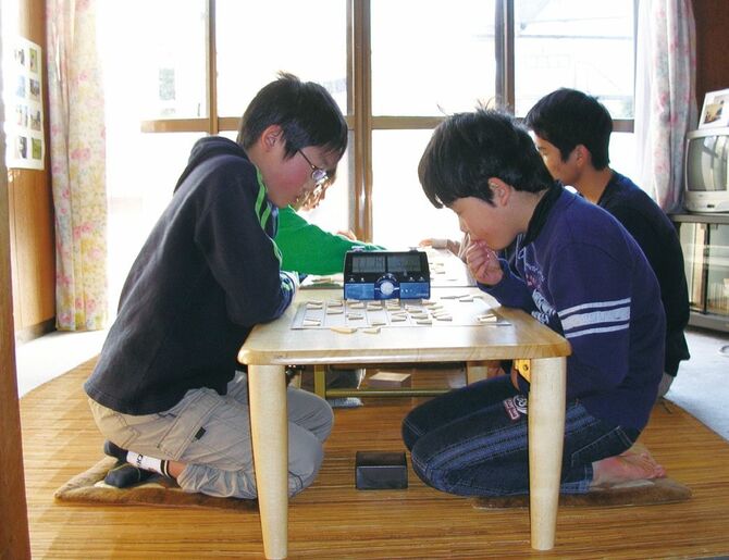 ふみもと子供将棋教室での対局の様子。集中をすると前のめりの姿勢になるのは、当時から変わらない。