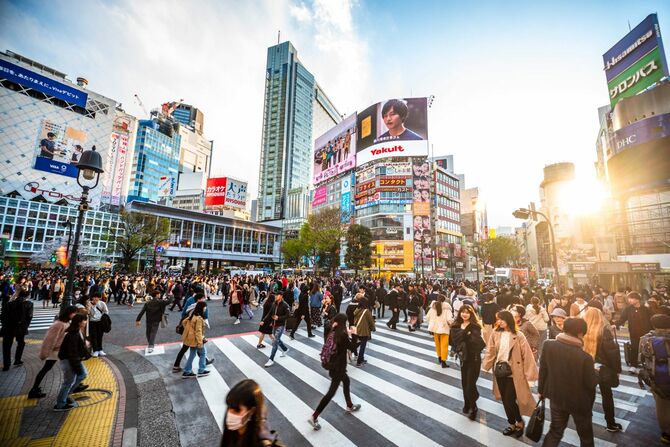 2020年、夕日がさす渋谷スクランブル交差点