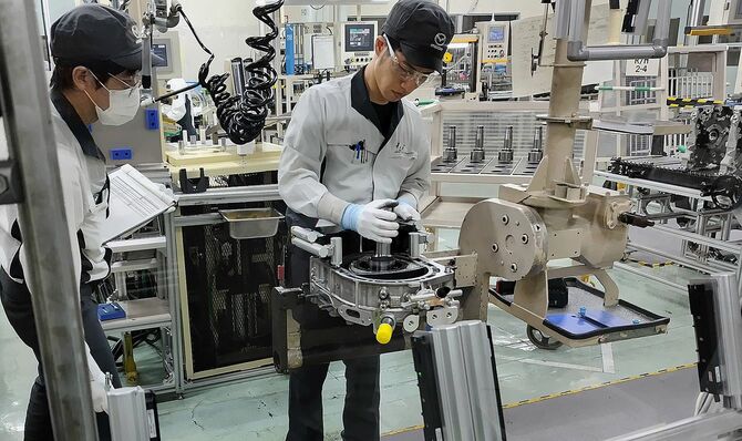 マツダの工場で新型ロータリーエンジンを組み上げるエンジニア