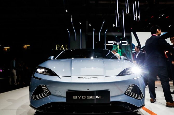 2022年10月17日、フランス・パリで開催されたパリモーターショー「モンディアル・ド・ロトモビル」で展示された中国の自動車ブランド「BYDオート」の「BYD SEAL」。
