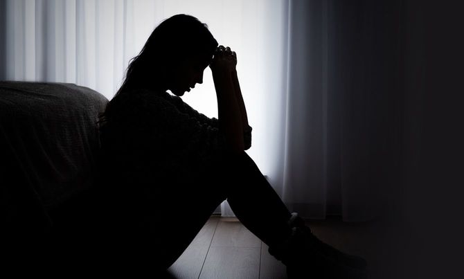 落ち込む女性のシルエット