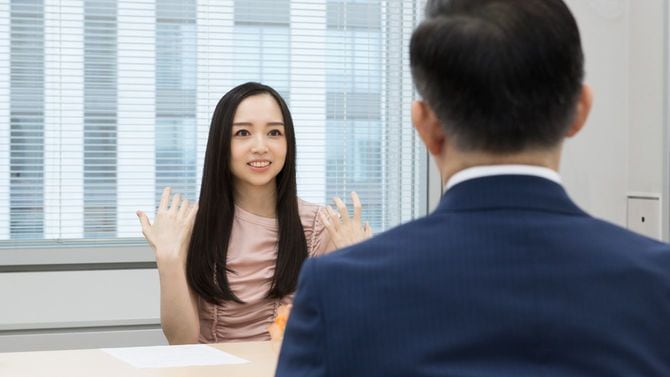 ヴァイオリニストの宮本笑里氏とイーオン社長の三宅義和氏