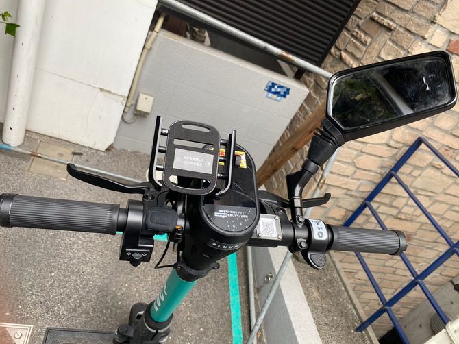 ハンドルの中央についたスマホホルダー