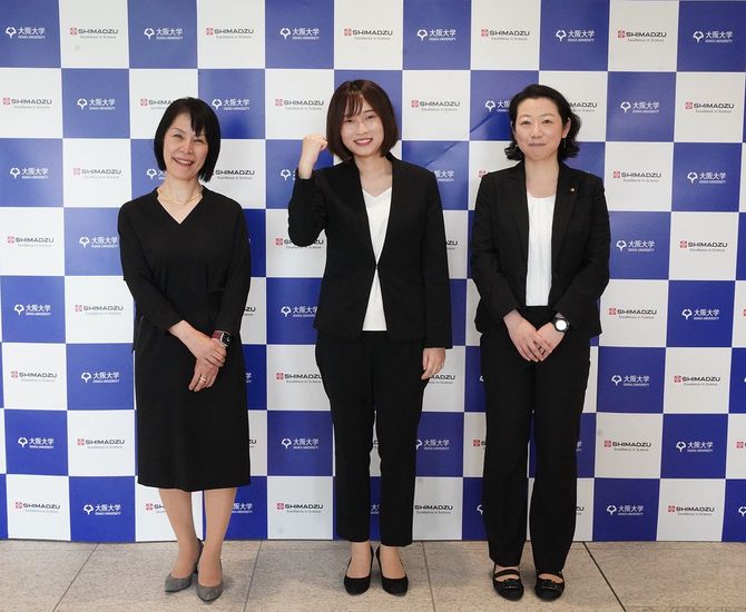 島津製作所上席理事、大阪大学工学研究科特任教授、大阪大学・島津分析イノベーション協働研究所所長 飯田順子さん(左)、人材開発室室長 妹崎淑恵さん(右)、分析計測事業部、大阪大学博士課程在籍林田桃香さん(中央)。