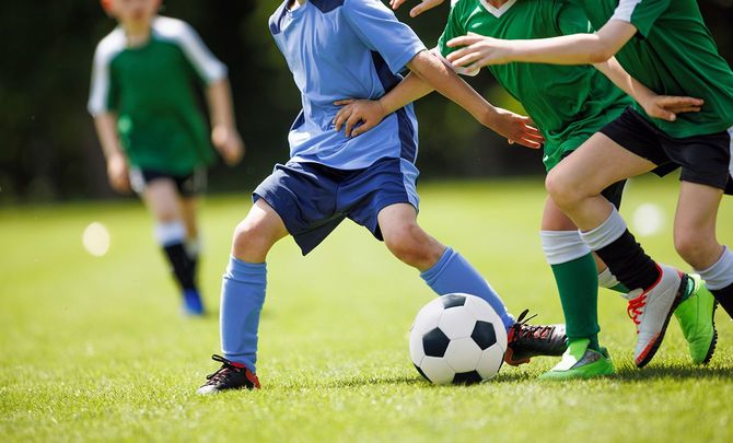 サッカーをする子供たち