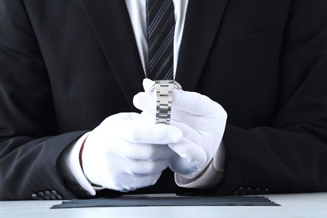 腕時計を鑑定する人