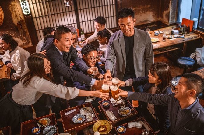 居酒屋で乾杯する日本人