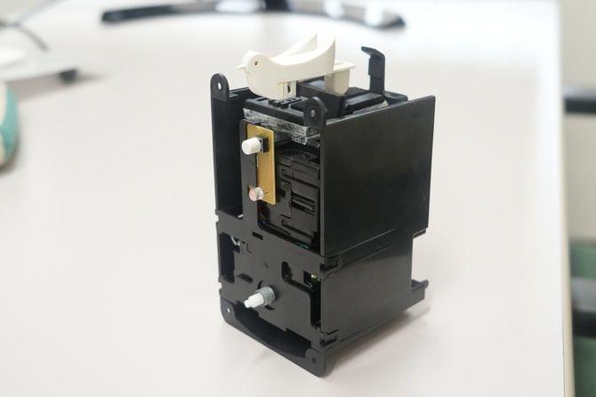 USBデスクファンの誕生のきっかけとなった鳩時計のモーター部