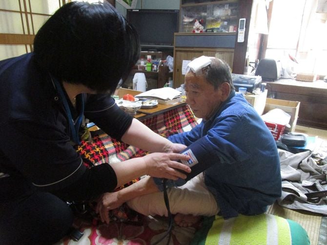 訪問看護師の小畑雅子さんと、88歳で亡くなった加悦隆夫さん