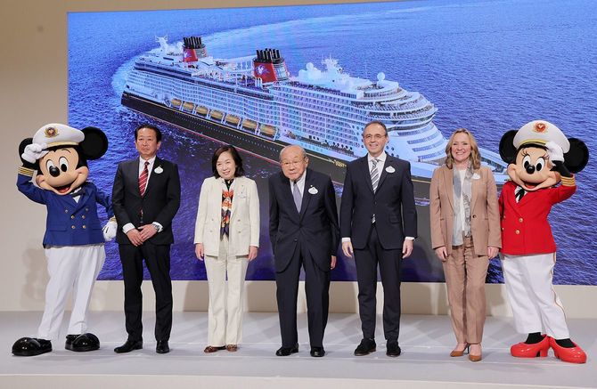 「ディズニークルーズ」事業を発表した高野会長ら