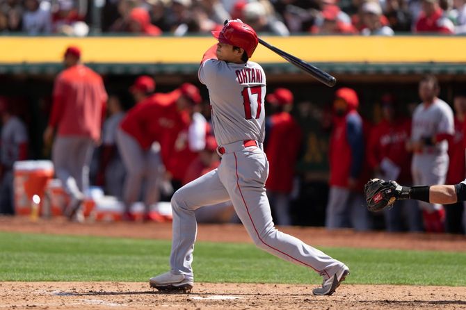 アスレチックス戦で5回にソロ本塁打を放ったロサンゼルス・エンゼルスの大谷翔平