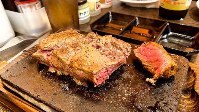 切り分けると赤い断面が食欲をそそる。