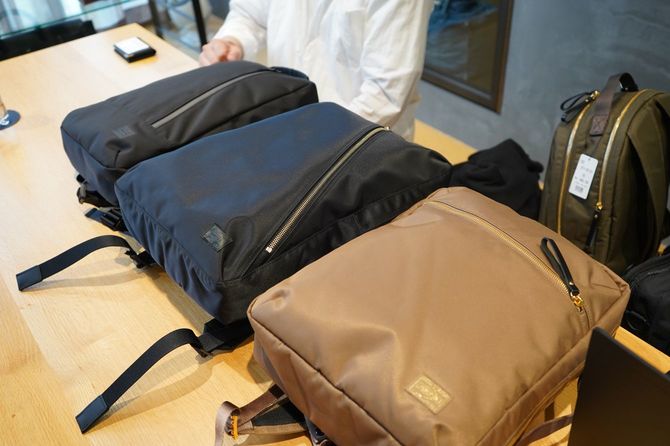 スーツ姿に馴染みやい四角いフォルムの『ポーター リフト』のデイパック。ファスナーをあえて斜めにしているのが特徴的だ。