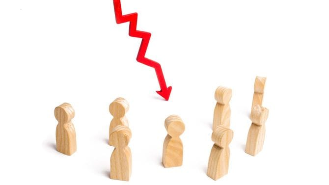 人の集団に降ってくる下向きの赤い矢印