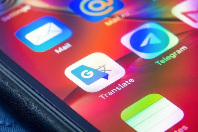 翻訳アプリのアイコンが表示されたスマホの画面