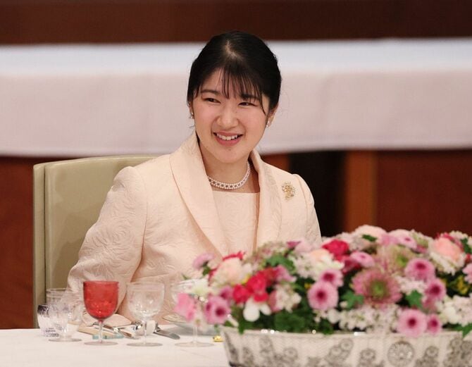 ブラジルのルラ大統領夫妻との宮中晩さん会に出席された天皇、皇后両陛下の長女愛子さま＝2025年3月25日夜、宮殿・豊明殿（代表撮影）