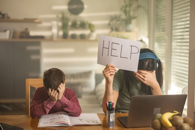 「HELP」と書いた紙を持つ子供