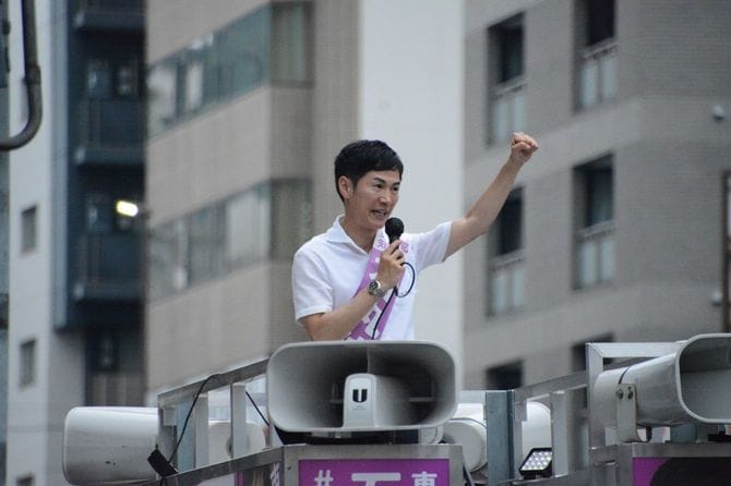 街頭演説する石丸伸二氏（2024年6月23日、戸越銀座商店街）