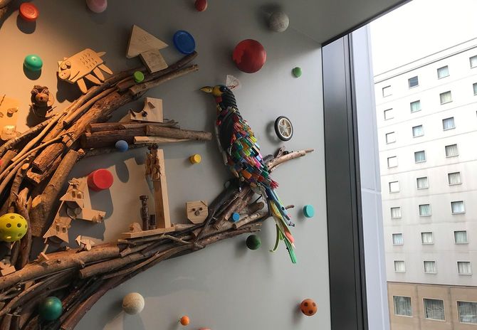 地元アーティスト「淀川テクニック」のオブジェ(LINKS UMEDA 2階店)