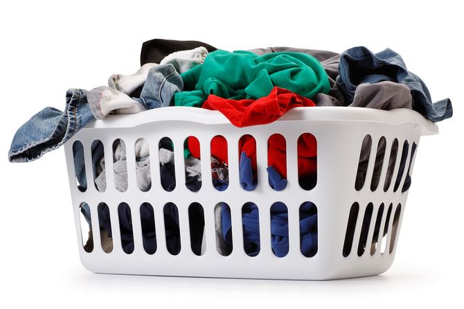 バスケットのランドリーを白背景