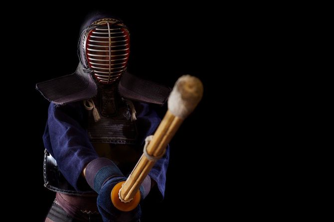 剣道の試合で竹刀を構える人