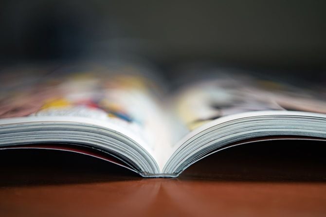 机の上に開いて置かれたコミック