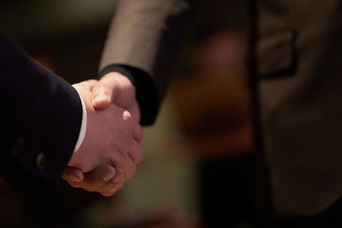 握手を交わす実業家