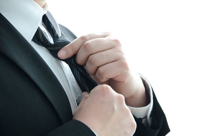 ネクタイを締めるビジネスマン