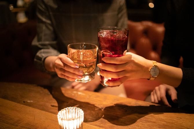 グラスで乾杯