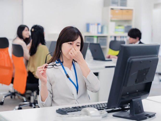 目の疲れを感じるビジネスパーソン