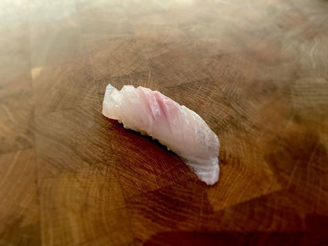 白身とベリーのお寿司。薄く透けて見える赤色がベリーだ