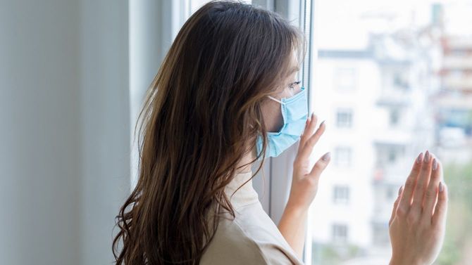 コロナウイルスのために自宅で孤立している若い女性