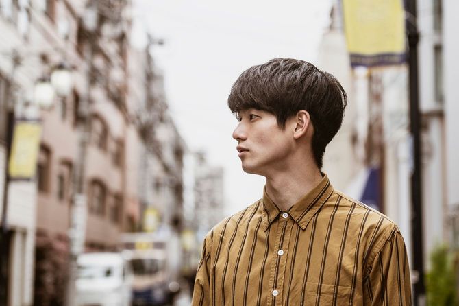 街角にたたずむ若い男性