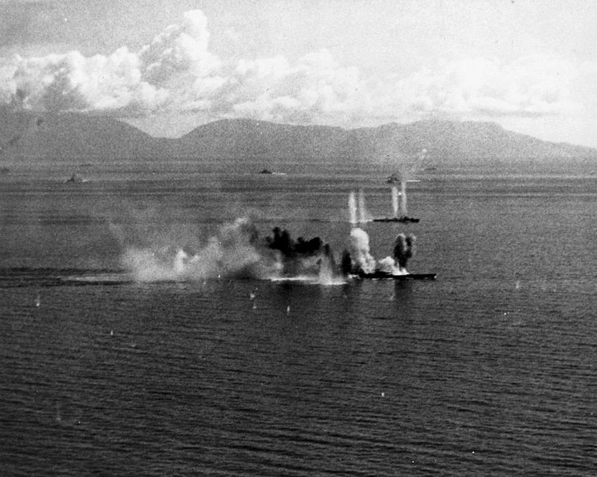 1944年10月24日、シブヤン海で戦艦武蔵 （前景） と駆逐艦を攻撃する米海軍第38任務部隊の航空機。（写真＝U.S. Navy photo／CC-PD-Mark／Wikimedia Commons）