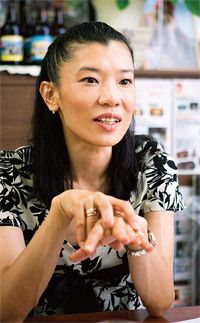 <strong>ホッピービバレッジ取締役副社長 石渡美奈</strong>●1968年、東京都生まれ。立教大学卒業後、日清製粉(現・日清製粉グループ本社)に入社。人事部に所属し、93年に退社。広告代理店でのアルバイトを経て、97年ホッピービバレッジに入社。広報宣伝を経て、2003年現職に就任。