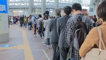 道徳心がないからでも､自分勝手だからでもない…日本の｢彼ら｣が列に割り込み､物を買い占める本当の理由