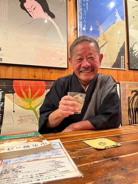 「クラクラ」の外波山文明氏　営業時間19:00～2:00（出典＝『ルポ 日本異界地図』より）